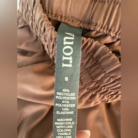 Vuori joggers size small like new - Picture 2 of 3